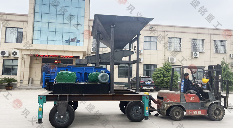 1012移動(dòng)對(duì)輥破碎機(jī)時(shí)產(chǎn)量多少噸？價(jià)格多少錢一臺(tái)